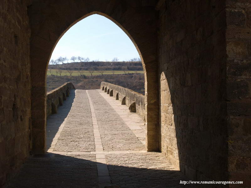 tABLERO DEL PUENTE DESDE EL INTERIOR DEL TORREN DE SU ORILLA IZQUIERDA